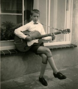 1961 met mijn eerste gitaar.